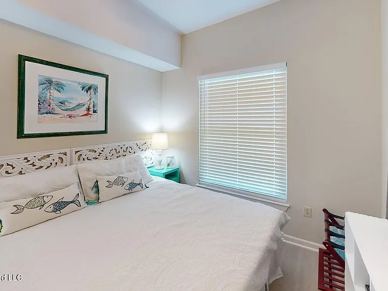 2228 Beach Dr #404 — Photo 11