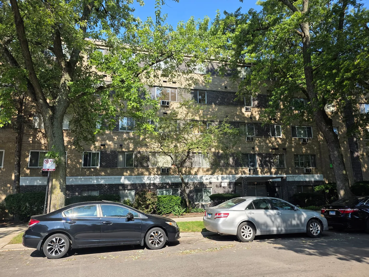 2 bed, 1000 sqft, $1,525 — Photo 1