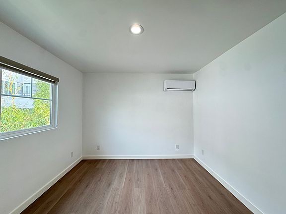 5th image of 372 S Los Robles Ave #201