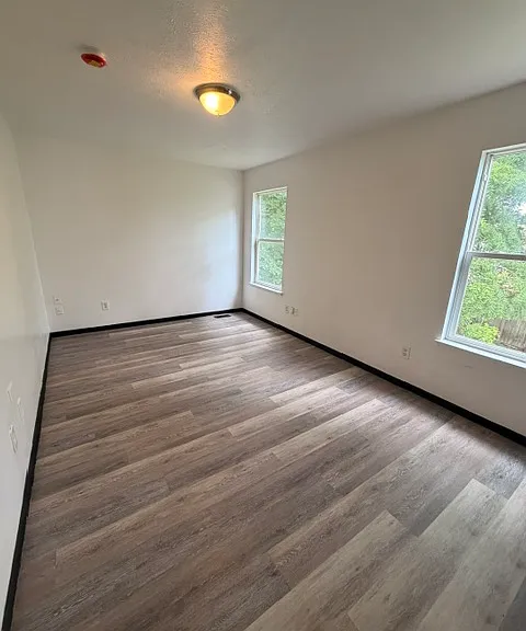 670 Roscoe Ave — Photo 18