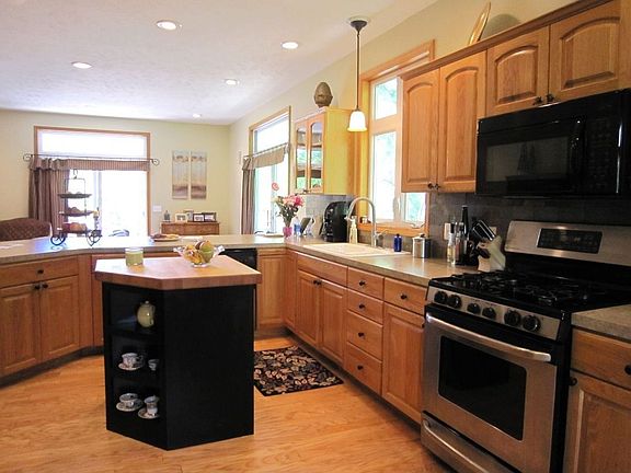 Kitchen w/hardwood floors, newer appliances