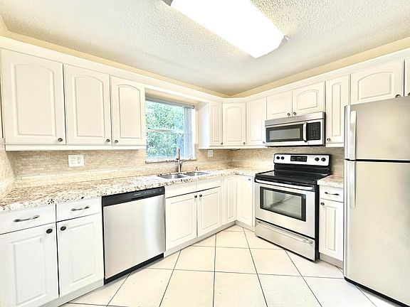 5th image of 10711 La Placida Drive #5