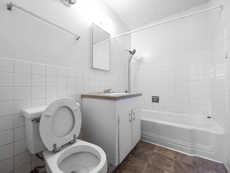 Raymond Apartments — Photo 3
