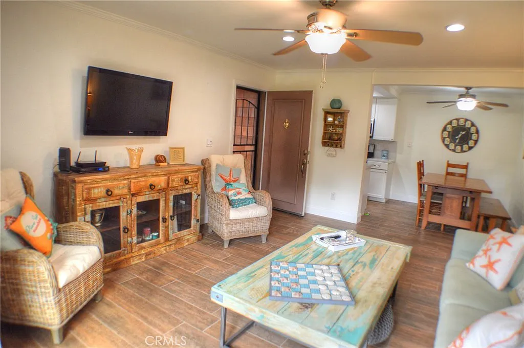 2 bed, 870 sqft, $3,675 — Photo 3