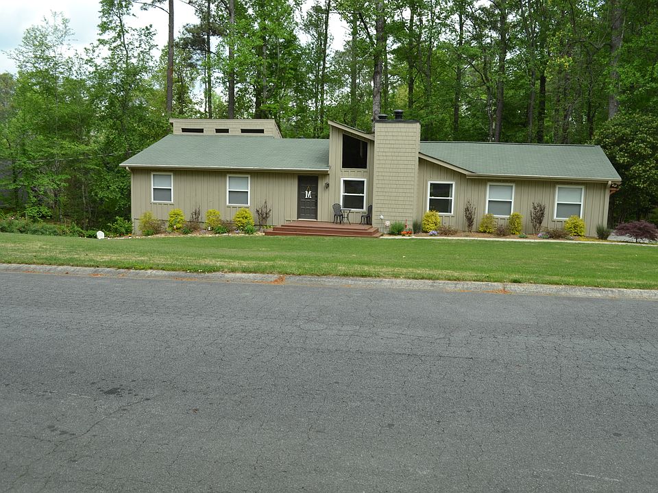 1st image of 3933 Johnson Ferry Dr