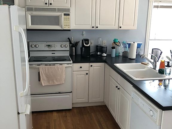 3rd image of 13 Emmet St #2