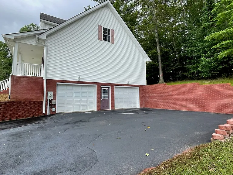 1625 Farmington Dr — Photo 2
