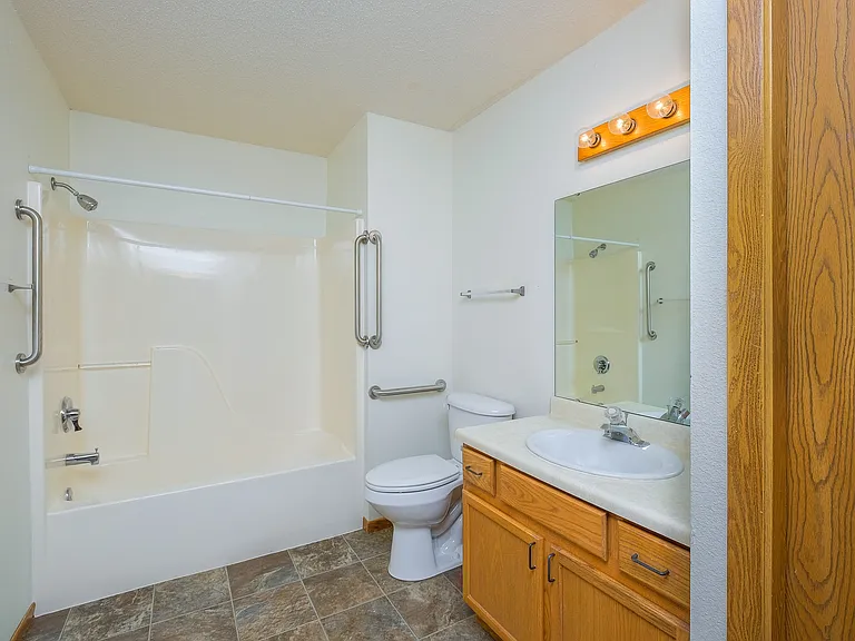 Fargo, ND Bridgeport Apartments | Bathroom