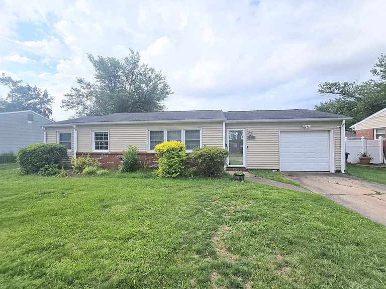 3109 Bowling Green Dr — Photo 2