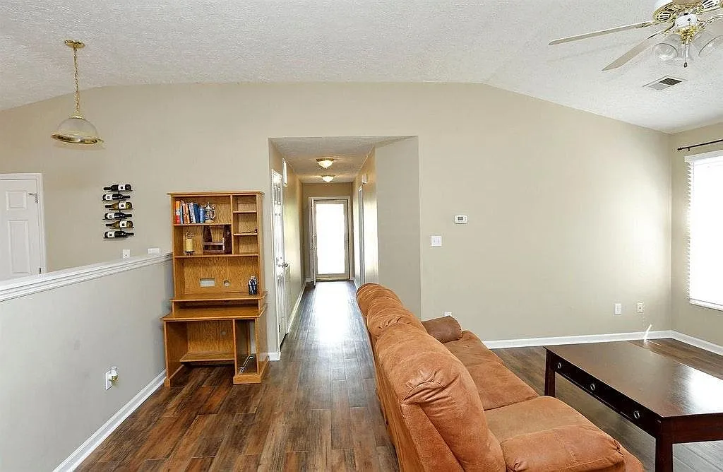 3 bed, 1276 sqft, $1,850 — Photo 2
