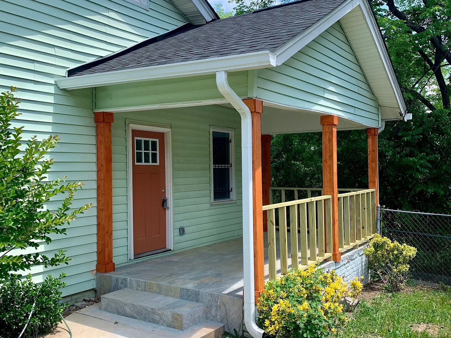 3 bed, 2.0 bath, 1466 sqft, $1,300 — Photo 2