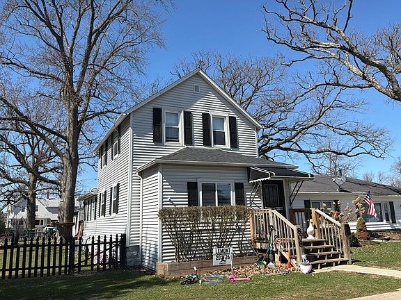 3rd image of 808 Singer Ave