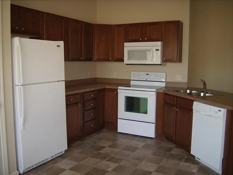 326 Rose Hill Ln — Photo 3