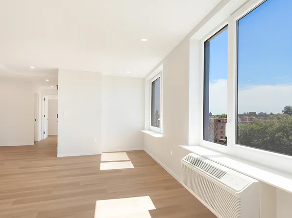 83-07 Queens Boulevard image 4 of 8