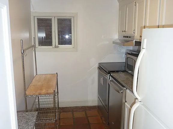 2nd image of 913 F St NE #Basement