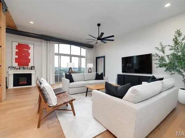 630 Emerson Rd APT 403, Saint Louis, MO 63141