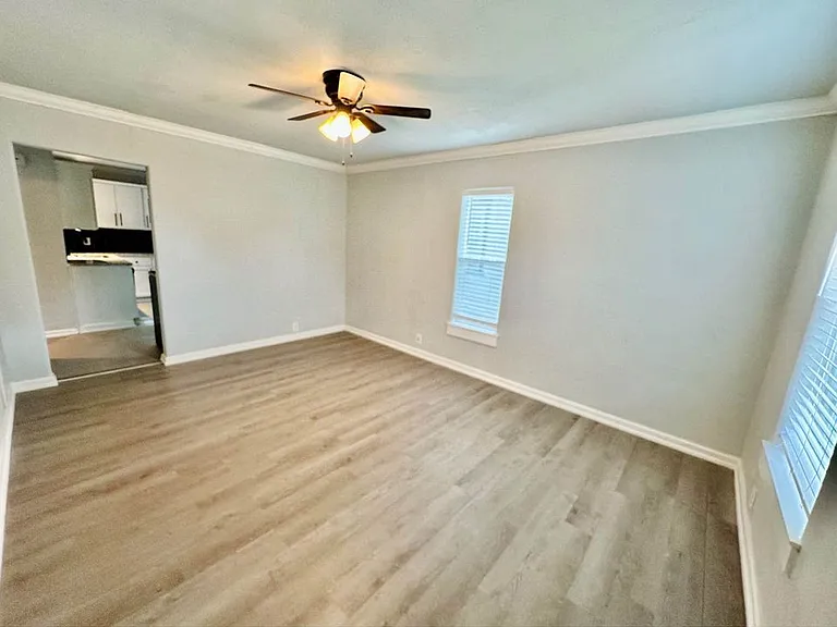 906 Potomac St — Photo 3