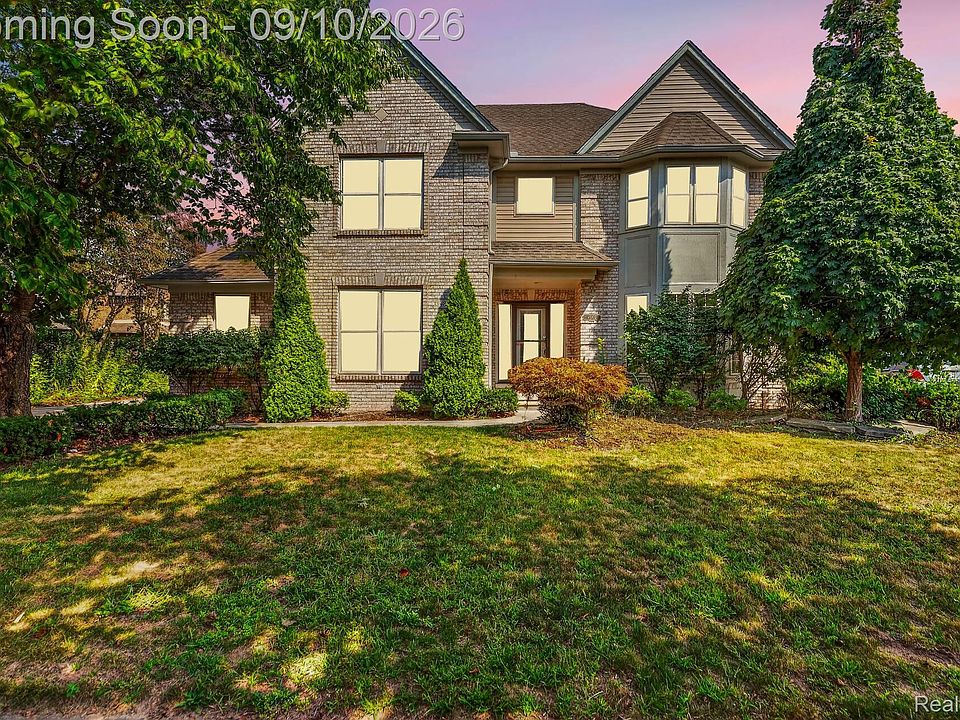 1st image of 48802 Crescent Dr