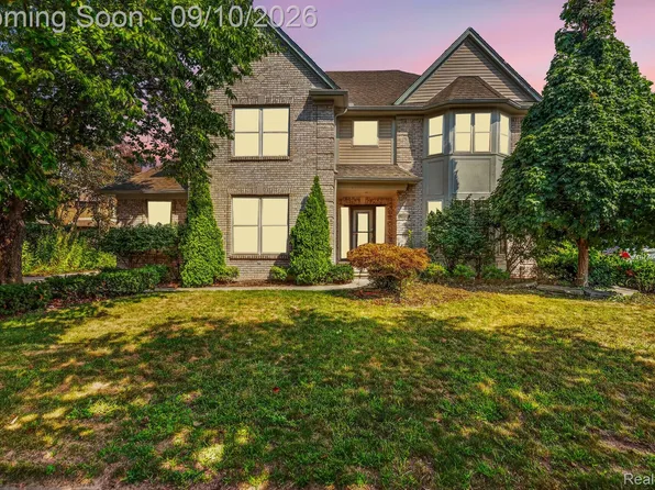 48802 Crescent Dr, Macomb, MI 48044