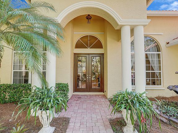 3rd image of 113 NE Charleston Oaks Drive