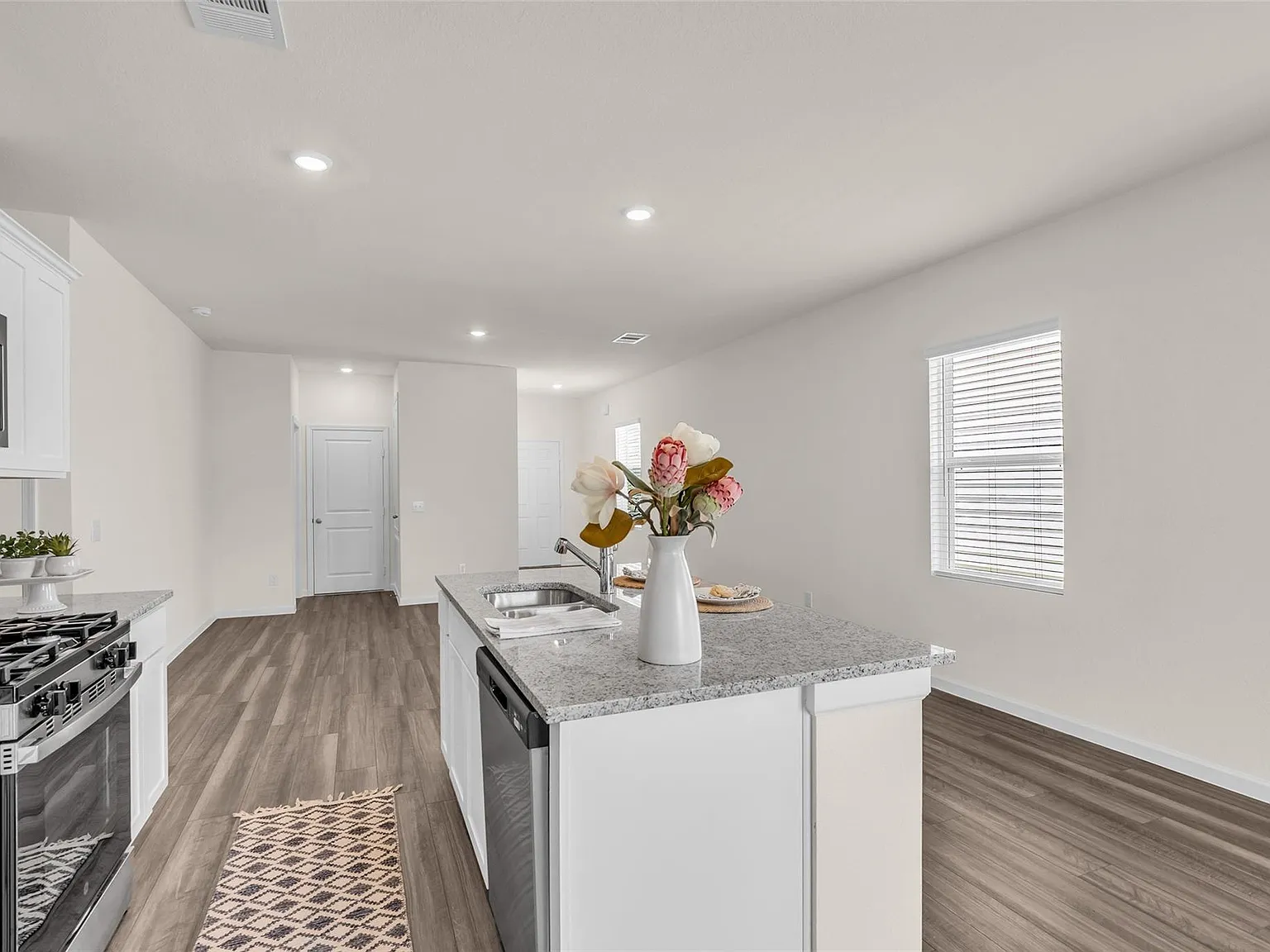 3 bed, 2.0 bath, 1412 sqft, $1,850 — Photo 3