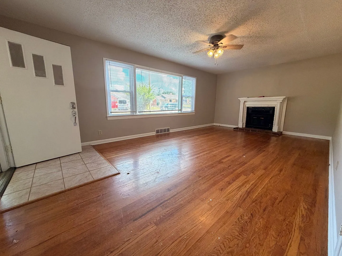 2 Bed / 1 Bath House w/ garage and fenced in backyard. — Photo 3