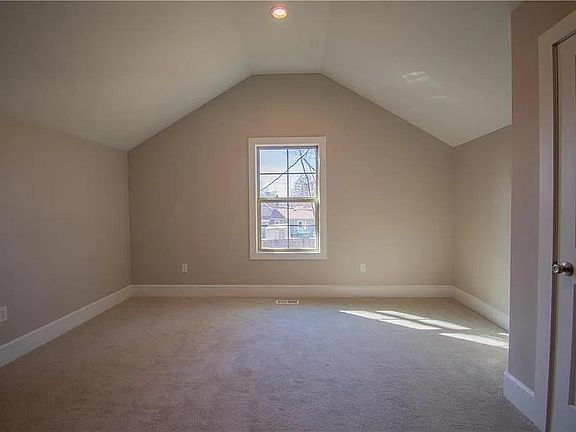 4th image of 828 S 10th St
