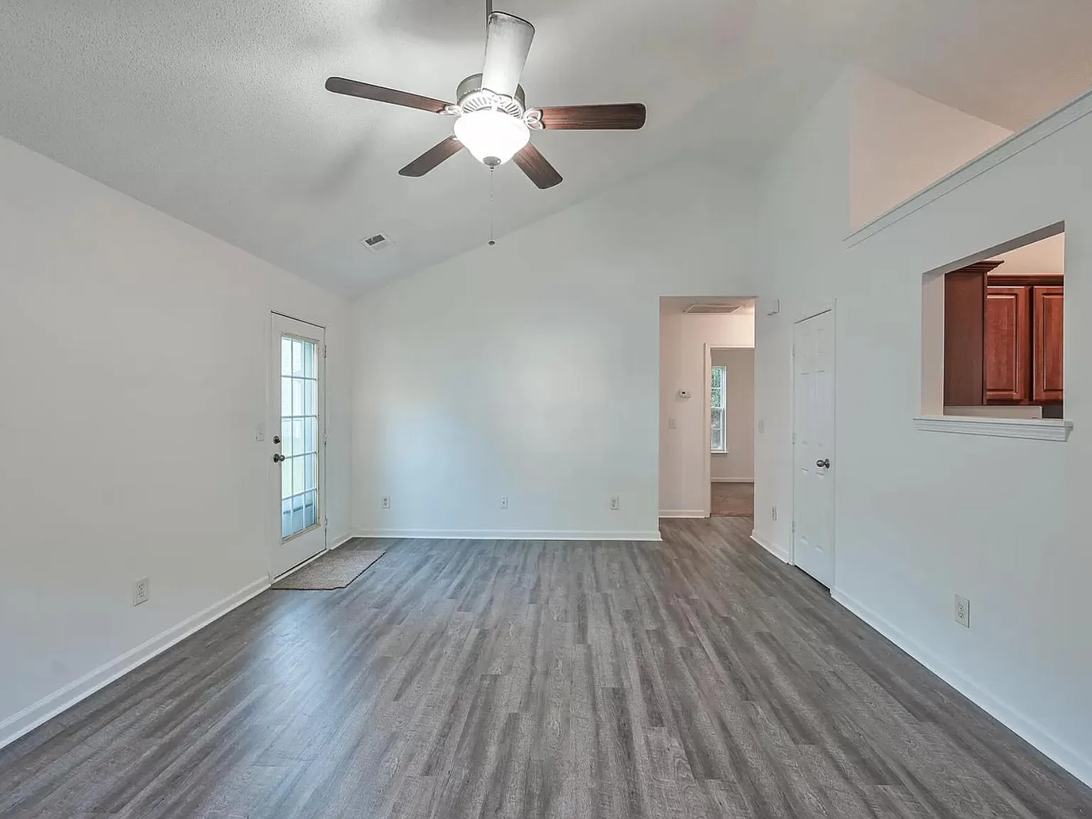 203 Trickle Dr — Photo 3