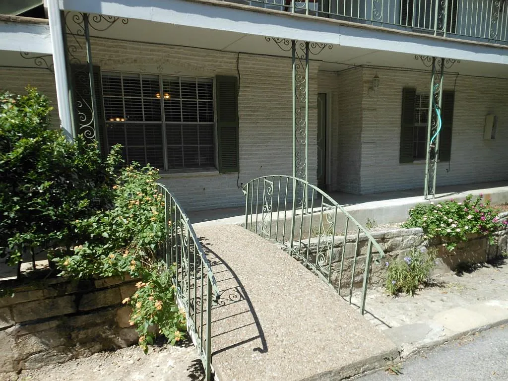 2 bed, 2.0 bath, 1068 sqft, $1,950 — Photo 2