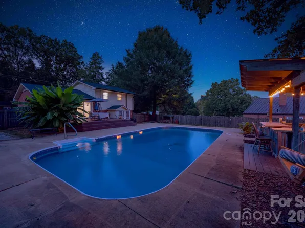 827 Brookwood Dr, Mooresville, NC 28115