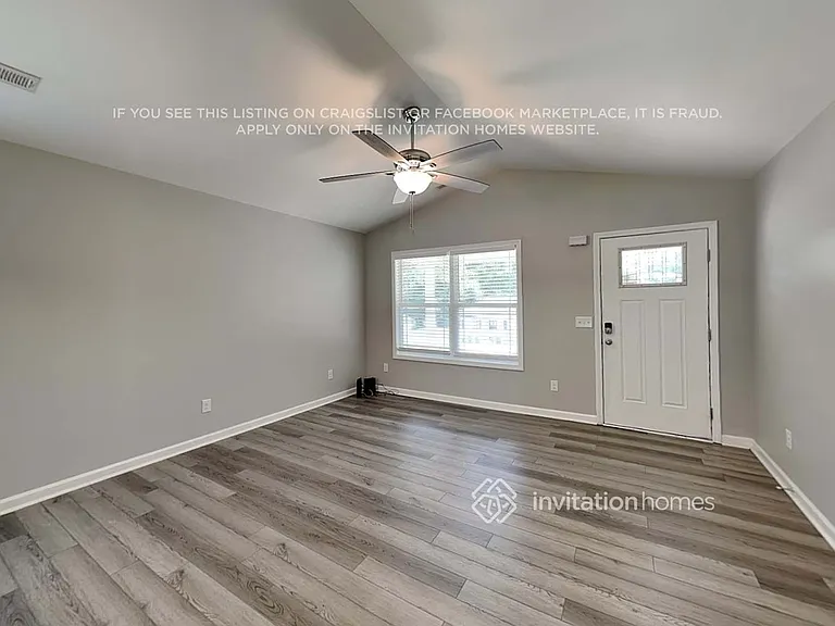 1125 Roberts St — Photo 3