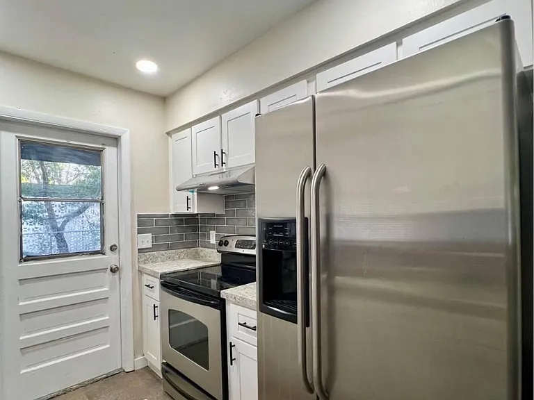 7029 Glenview Dr — Photo 3