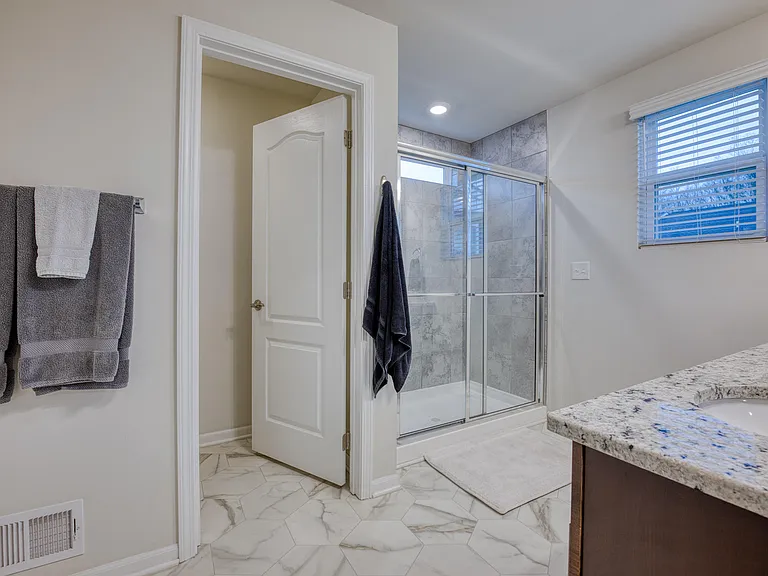 2832 Fairgrove Cres — Photo 16