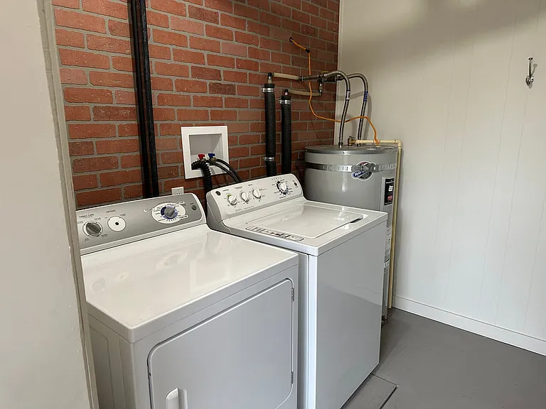 2484 Alder St — Photo 33