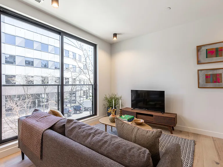 1712 Oak #201 (former model unit) (identical layout for 301 and 401)