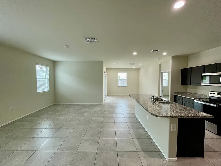 18563 W Desert Hollow Dr — Photo 6