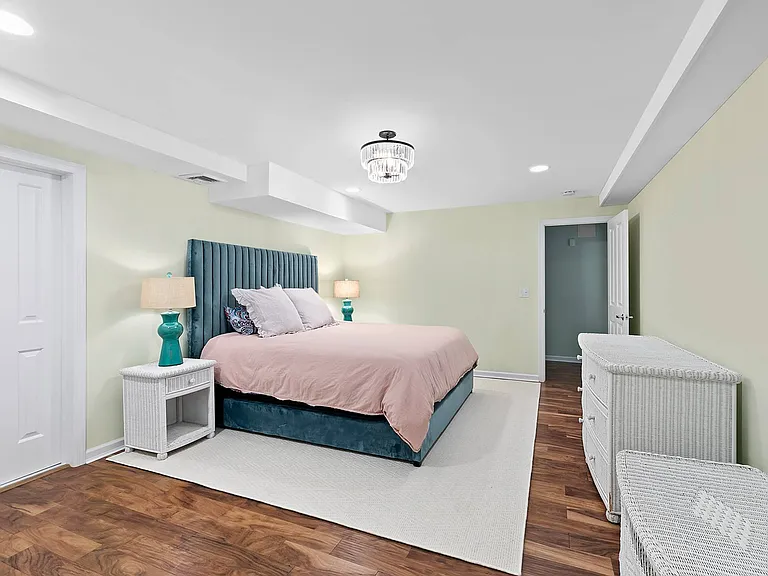 492 Sag Harbor Tpke — Photo 19