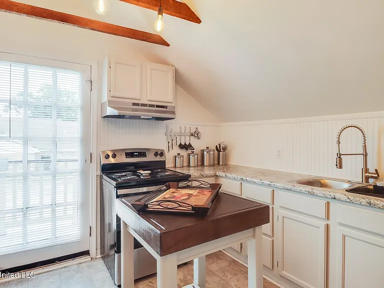777 Watkins Ave — Photo 2