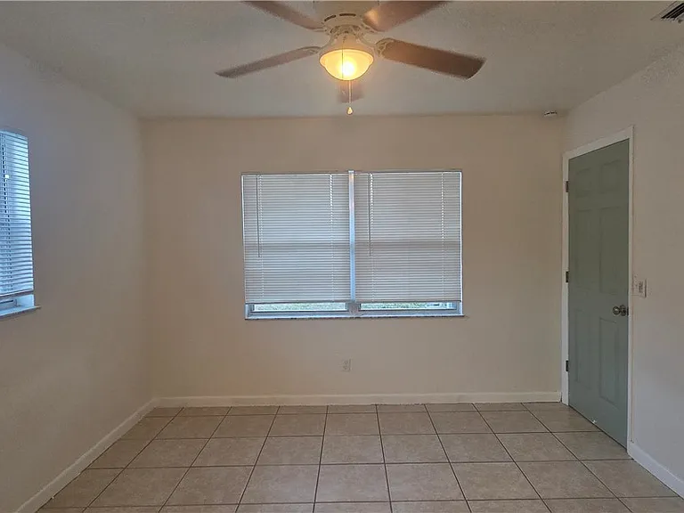 3609 SE 9th Pl #1 — Photo 3