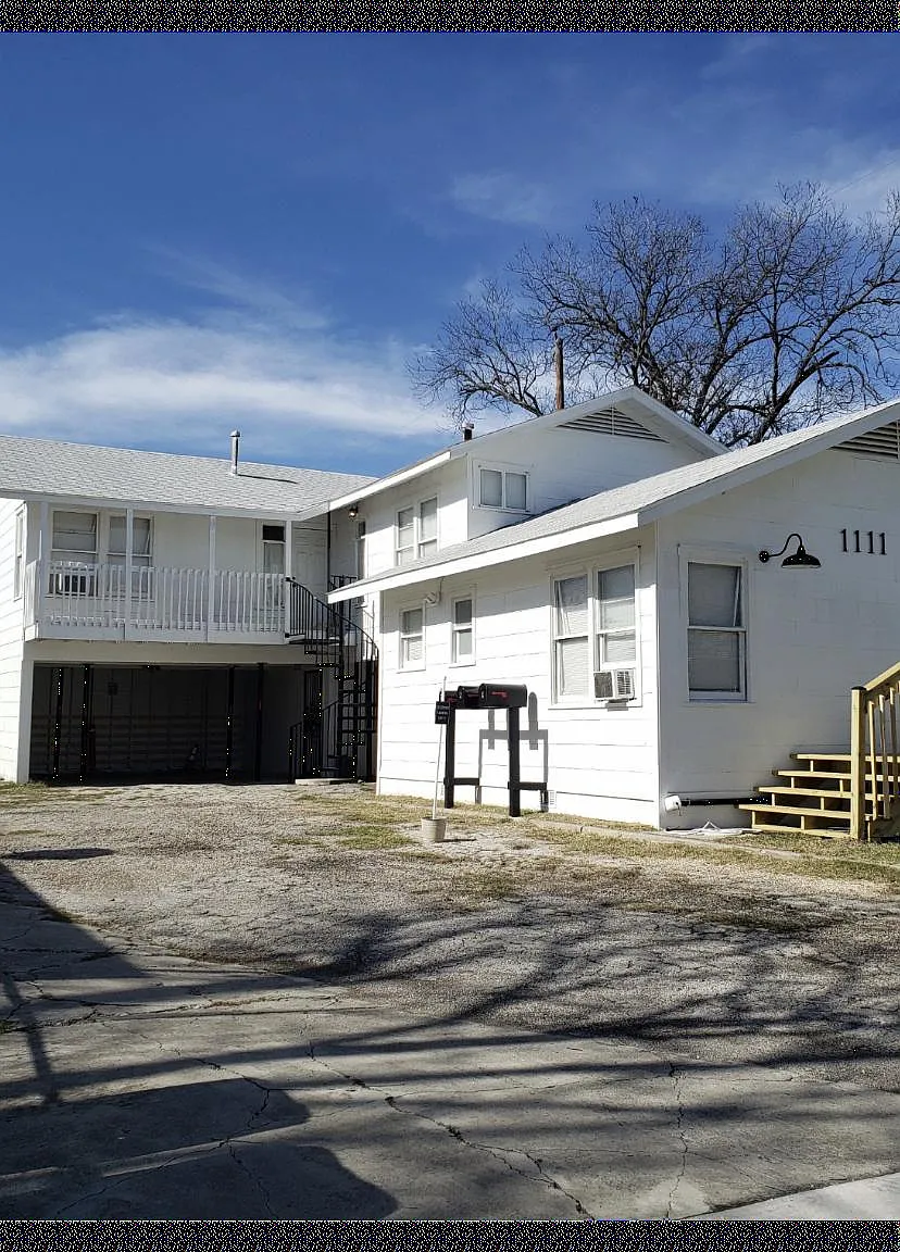 1111 Linares St — Photo 1