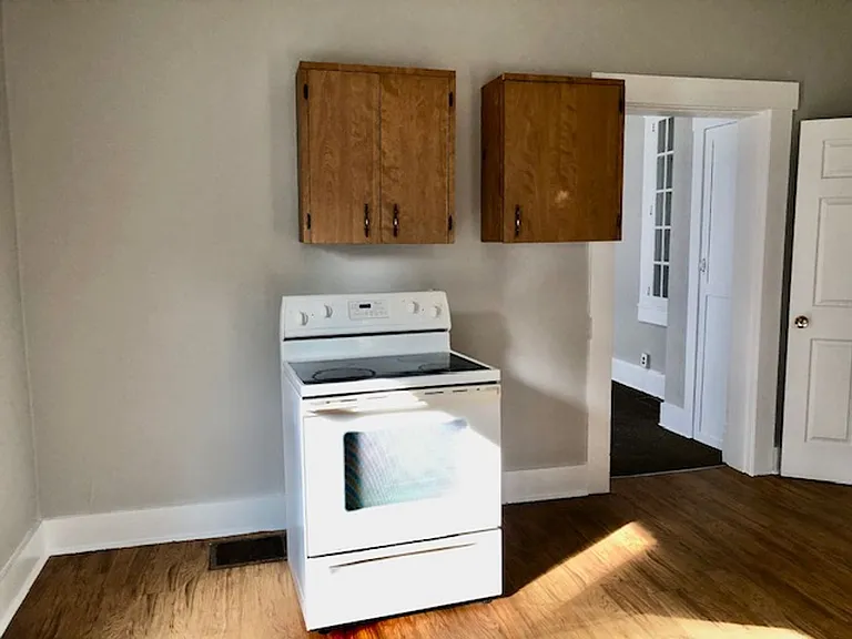 548 E Pearl St — Photo 12