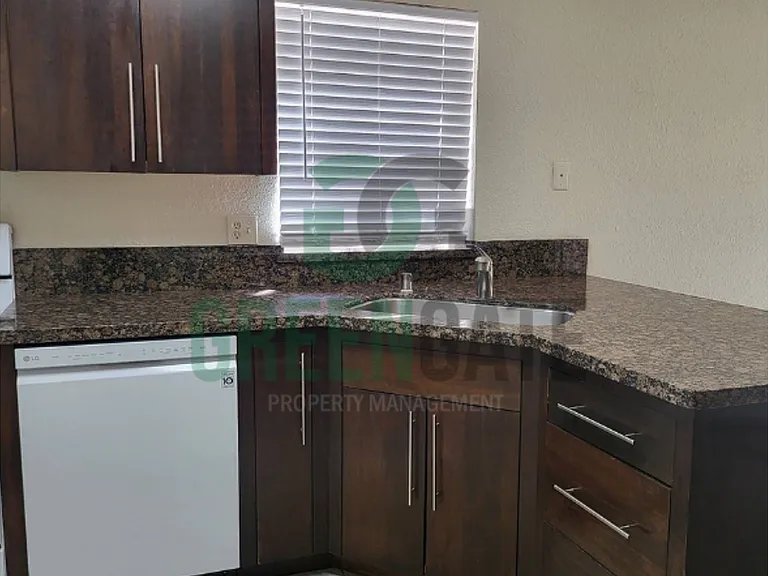 2428 Woodvale Dr — Photo 10