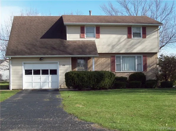 1054 James Dr, Lewiston, NY 14092