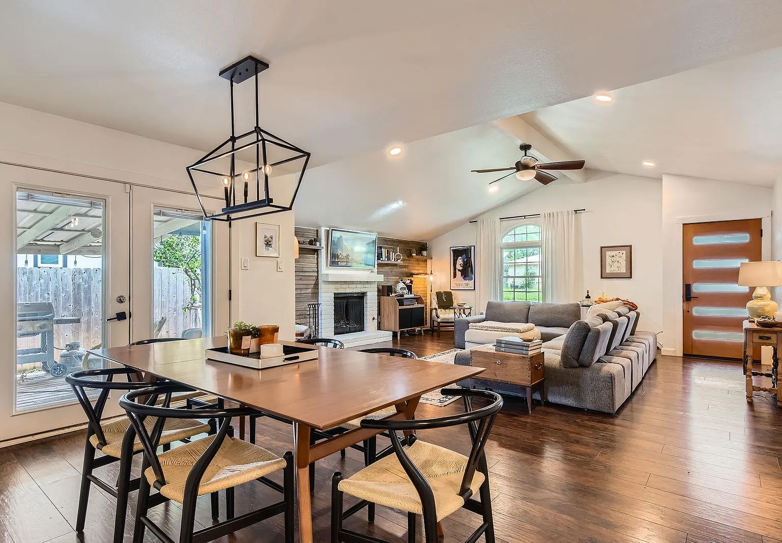 3 bed, 2.0 bath, 1469 sqft, $2,850 — Photo 1