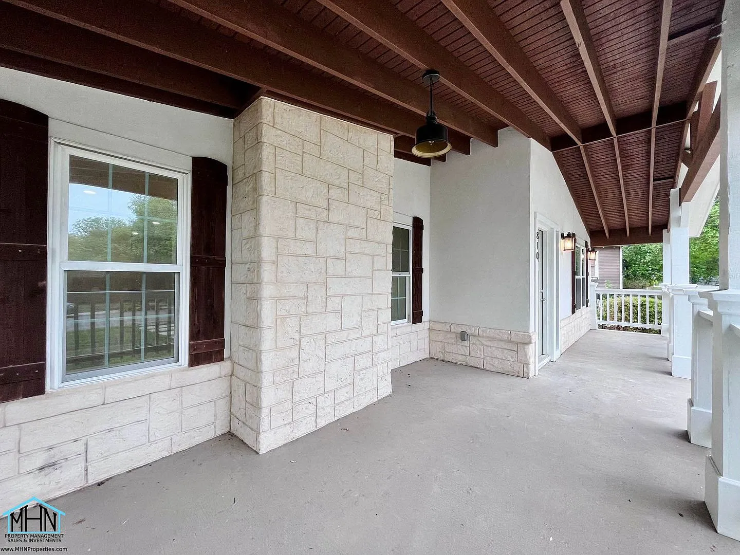 Welcome to your dream home nestled in the prestigious neighborhood of Terrell Hills, Texas. — Photo 4