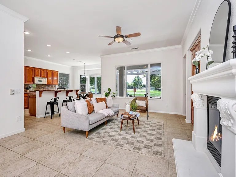 930 Suntan Ln — Photo 2