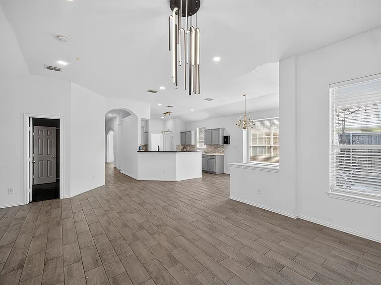 308 Keswick Ln — Photo 17