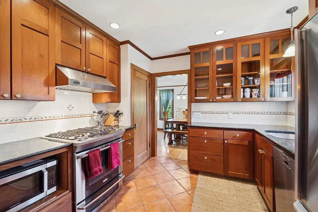 Queen Anne Home - 3 bedrooms + den — Photo 3