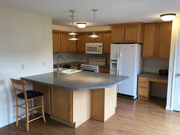 Updated Large Kitchen Area (5 Bar stools included)