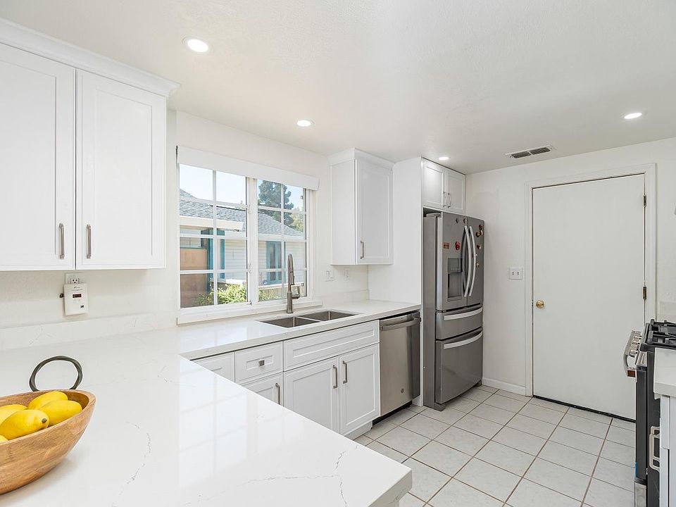 1st image of 818 Cameron Court